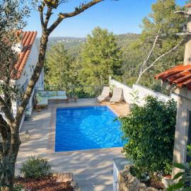 Villa Avril Villa con piscina privada cerca de Sitges 7 dormitorios Ideal grupos, Hotel in Olivella