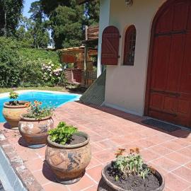 Casa amplia con gran parque y pileta