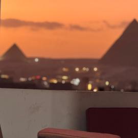 Pyramids View Rooftop Apartment, hotell sihtkohas Ghaţāţī