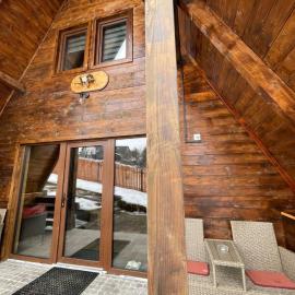Cabana De Peste Gard, Hotel in Topliţa