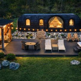 Friday Inn Igloo - Jacuzzi încălzit, Foișor cu încălzire infraroșu si videoproiector, Intimitate, Natură, Priveliște & Iaz - Escapadă romantică premium într-un tiny house unic în Romania - La doar o oră de București si 25 min de Sinaia, hotel sa Comarnic