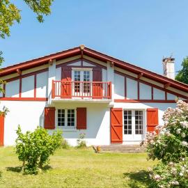 Maison familiale avec jardin à Sare, au pied de la Rhune: Sare şehrinde bir otel