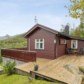 Cozy Forest Cabin in Lofoten Peaceful and Central, Hotel in Kongsmarka
