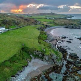 Scenic Oceanfront Retreat- Buliban Cottage, hotel i Ballyhillin