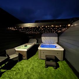 Luxury one bedroom pods with private Jacuzzi and plunge pool, Hotel in Fort William