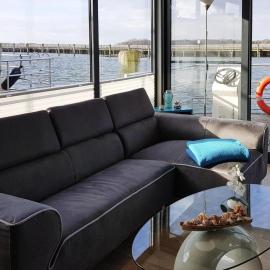 Hausboot Floating House Leni in Ribnitz-Damgarten, hotel in Ribnitz-Damgarten