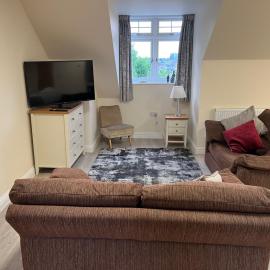 Quiet studio flat near University & QMC, King size bed