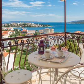 Beautiful Seaview Apartments Loncar, hotel in Seget Vranjica