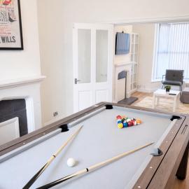4 bedrooms 8 beds Wi-FI smart tv games room, hotel in Hull