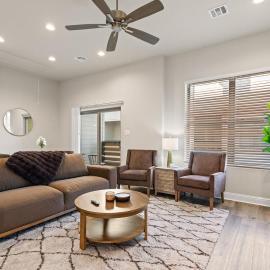 NEW Mais La House Garage KING 85 TV Cajun Luxury, Hotel in Youngsville