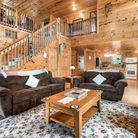 Stunning Lake Cabin Sleeps 10, Private Lake Access, Hot Tub, Free Parking!