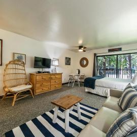 Modern Studio w/Balcony #211 at Donner Lake Village、トラッキーのホテル