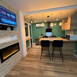 알베르빌에 위치한 호텔 loyika , résidence avec caméra et digicode possibilité location voiture Mercedes ,garage ,T3 climatisation ,cheminée, Netflix, petit déjeuner offert, boisson rafraîchissante pour la bienvenue, repas du soir fondue, raclette , barbecue sur demande