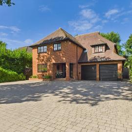 3 beds Luxury Family Home with Self-Check in & Direct Train to London