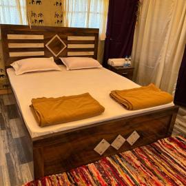 Aura Resort and Restaurant, hotel a Chikalthān
