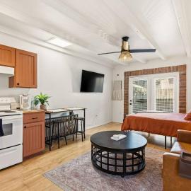 Cozy Casita for Two Near 4th Ave & UofA