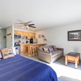 Cozy Studio w/ Partial Lake view #223 at Donner Lake Village, hotelli kohteessa Truckee