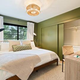 Luxe Treehouse Apt•Walk to Town•King Bed•Sleeps 4