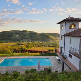 La- Bellavista B&B, hotel din Santo Stefano Belbo