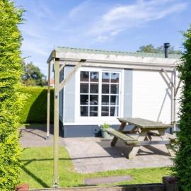 Chalet Wad35 met grote, groen omheinde tuin، فندق في Tzummarum