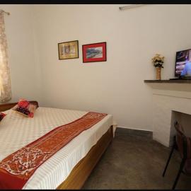 Chaudhary dharamshala, hotel en Jāmb