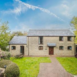 Spacious Cotswolds Barn - 4 Bedrooms, Perfect for Families, hôtel à Kempsford