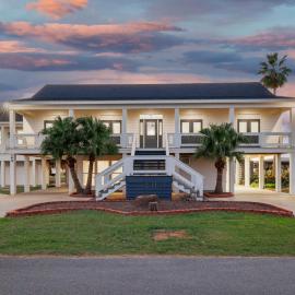 Bring Your Boat! Lake Charles Home w/ Dock & Lift, готель у місті Hackberry