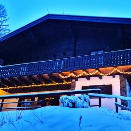 Chalet Alpl - Ferienwohnung Waldblick mit Sauna, Kamin & Whirlwanne، فندق في هوتشريندل