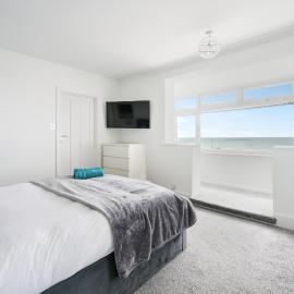 Ocean View in Worthing, 5 bedrooms for 10, 3 Bathrooms, Hot Tub, Parking for 6, Seaview
