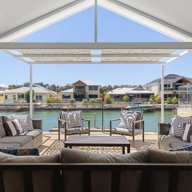 Dudley Park Escape 5BR Home with Jetty، فندق في Coodanup