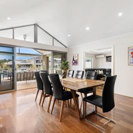 Dudley Park Escape 5BR Home with Jetty, ξενοδοχείο σε Coodanup