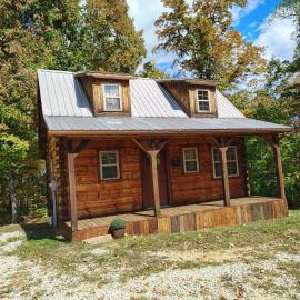 The Hampton - An Amish Built Deluxe Log Cabin, hotel a Genoa