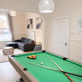 Modern 4 bedroom property 8 beds wifi smart tv games room pool table