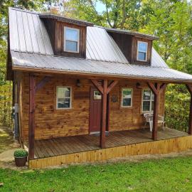 The Genoa - An Amish Built Deluxe Cabin, hotel a Genoa