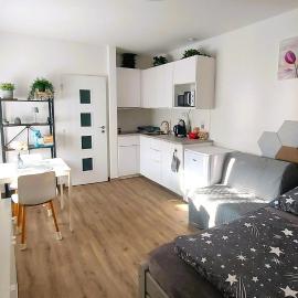 Pretty private Apartment U LABE, self-service check-in 24 l 7, hotelli kohteessa Neratovice