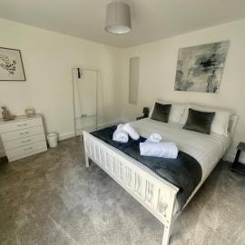 Cypress House - by Shortstays4u A Modern 2 Bedroom House in the town centre!