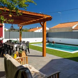 Andorinhas Lagoiços - Garden & Pool Residence, hotel i Couço