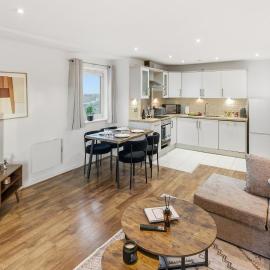 New Stylish 2-Bed Apartment - Wi-Fi, Netflix & Parking