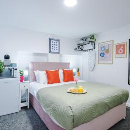 Jephsons Lodge Studio 4 - Free Parking, WiFi, Netflix & Prime, Cosy Basement Studio, hotel v destinaci Leamington