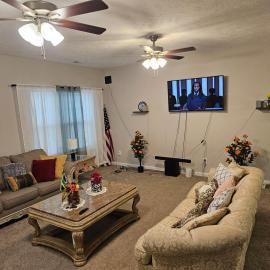Modern 3BR Home with BBQ Grill Close to Nashville, hotel in La Vergne