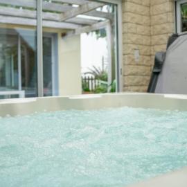 Villa SPA privé, terrasse, jardin clos, 10 personnes, centre ville à 5min، فندق في لوريان