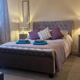Worcester में, होटल Heath Lodge Worcester 2 bedroom large detached home with free driveway CCTV parking for 2 cars or LWB van Close to M5 1 mile Dogs welcome on request