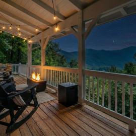 Honeysuckle Mountain Retreat - Year-Round View! HotTub!, hotel in Maggie Valley