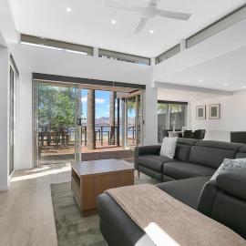 Ebden Lake House- Laid-back Luxury with Lake Views، فندق في Ebden