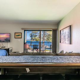 Striking Studio w/Lake View #244 at Donner Lake Village、トラッキーのホテル