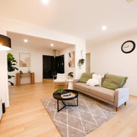 Spacious 3BR Retreat Walk to Redcliffe Beach, hotell sihtkohas Redcliffe