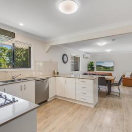 Prime Stay Steps from St Vincents &Grammar!