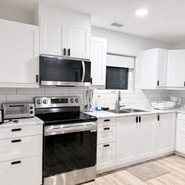 화이트호스에 위치한 호텔 Private 1BR Suite with Kitchen, Laundry, Parking & 1 Gigabit Internet