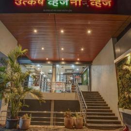 Utkarsh Hotel & Lodging, hótel í Jāmkhed