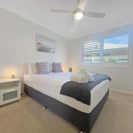 Coastal retreat, private, wine, netflix by Custom Bnb Hosting, Hotel in Buddina